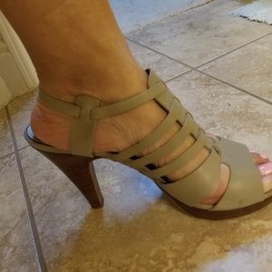 Tahari taupe strappy Sandal heel